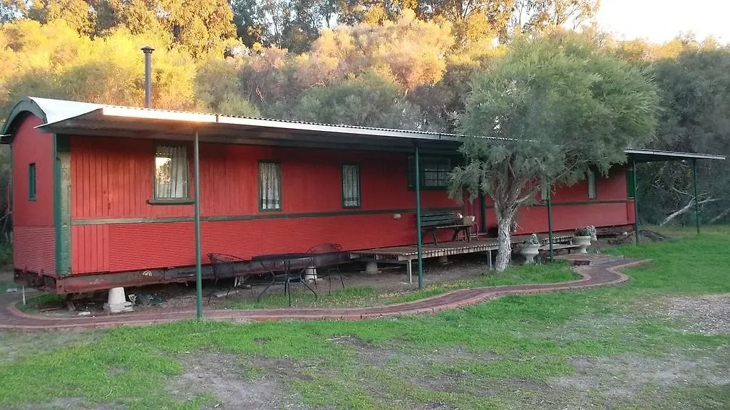 Отель Rusty Hollow Railway Carriage Перт